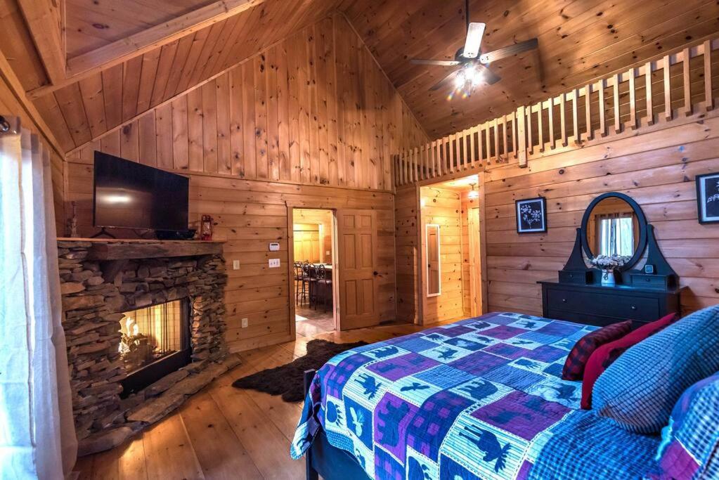 Private Creekside Cabin+Hot Tub,Pool Table, & Pets Ellijay Eksteriør billede